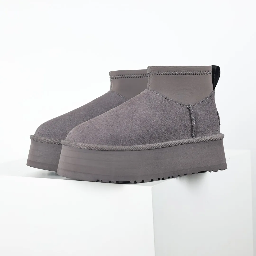 Pick up locally 💰600 Core recommended good price It is a very suitable choice for home furnishings. In the new year, uug launched a series of styles, which are partial to the preferences of young consumers and have also moved to the forefront of fashion trends. Shoe body material: water-repellent coated suede upper, 17 mm UGGPURE™ implantable wool insole, lightweight non-slip and comfortable rubber outsole, with brand LOGO and trademark, with full packaging Size: 35 36 37 38 39 40
